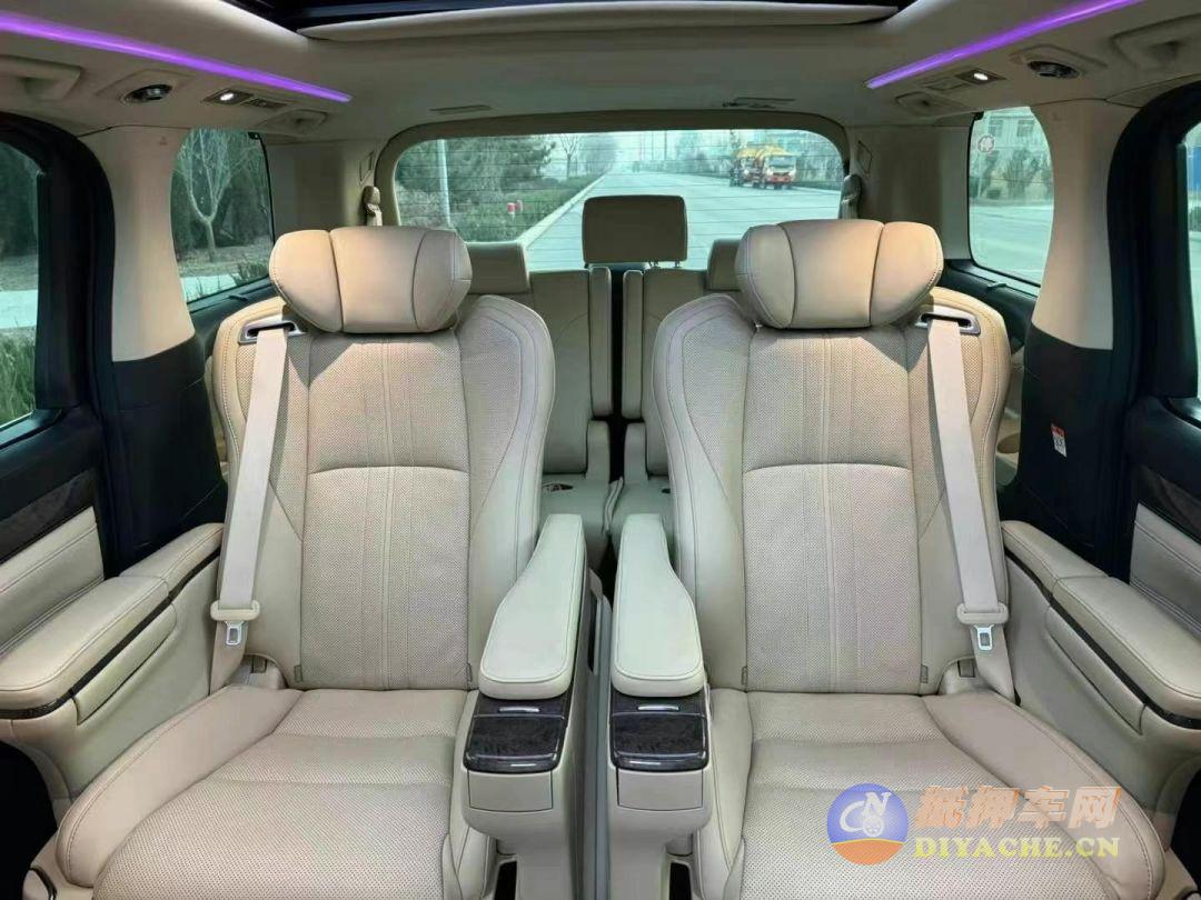 23年丰田 皇冠威尔法 至尊版 2.5 油电混合