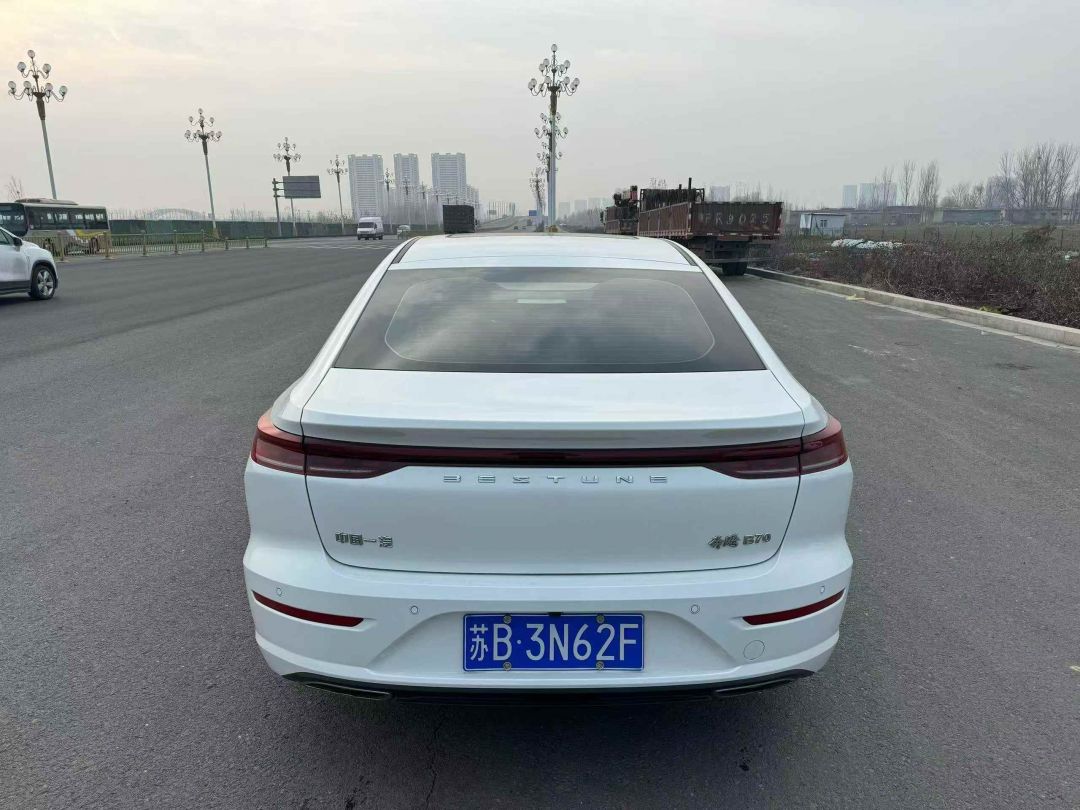 准25年年奔腾B70龙腾版新款奔腾B70